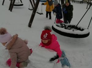 Zimowe zabawy na przedszkolnym placu zabaw
